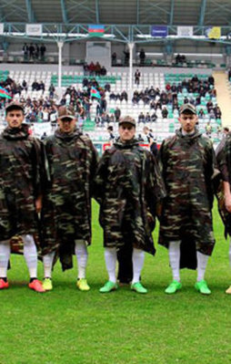 Azeriler şehitlerini unutmadı! Maça böyle çıktılar