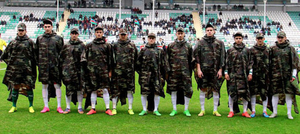Azeriler şehitlerini unutmadı! Maça böyle çıktılar