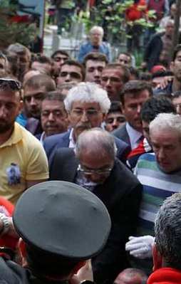 "Hangi yüzle bu cenazeye geldin"