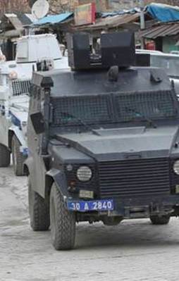 Yüksekova'da bina çöktü: 3 asker yaralı