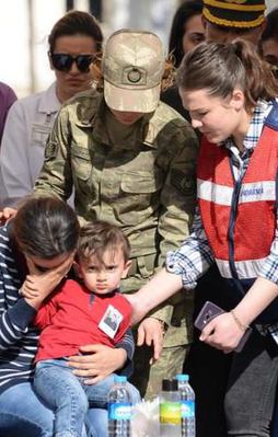 Şehit cenazesinde yürek dağlayan anlar: Babasının ardından...