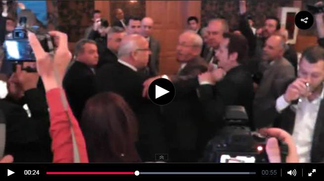 CHP'li başkan gazeteciye saldırdı-1