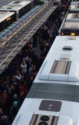 Metrobüs arızası, seferleri aksattı