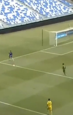Kaleciden akılları zorlayan gol