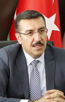 "Uçkurla çukur siyaseti arasına sıkışmış"