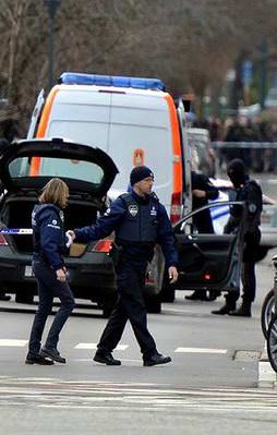 "İntihar bombacılarının hedefi Paris'ti"