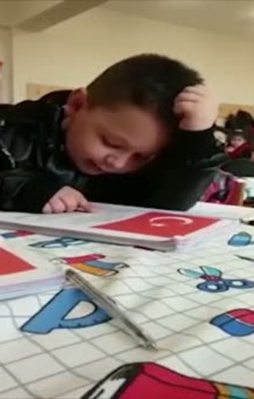 Minik çocuğun İstiklal Marşı'nı okuma çabası rekor kırdı!