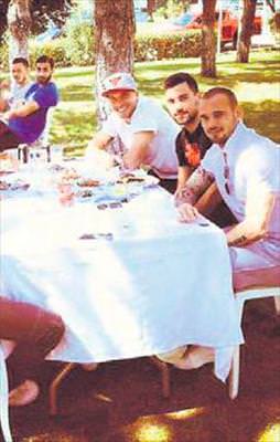 Sneijder’dan anlamlı paylaşım