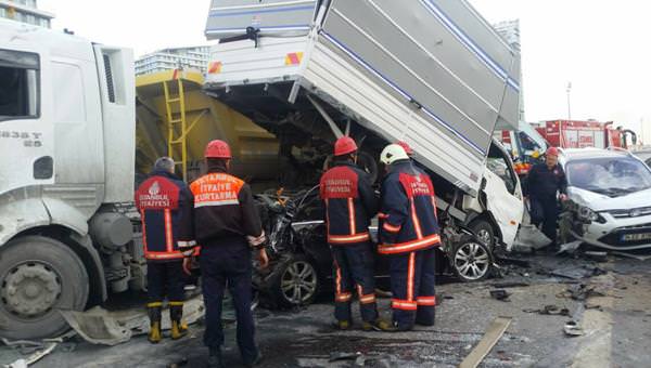 TEM'de büyük kaza! Trafik kilitlendi