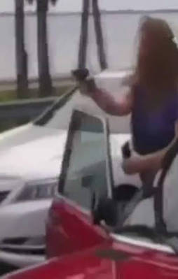 Trafikte kocası dövülen kadın bakın ne yaptı