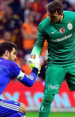 Muslera'dan Volkan Demirel'e dost eli
