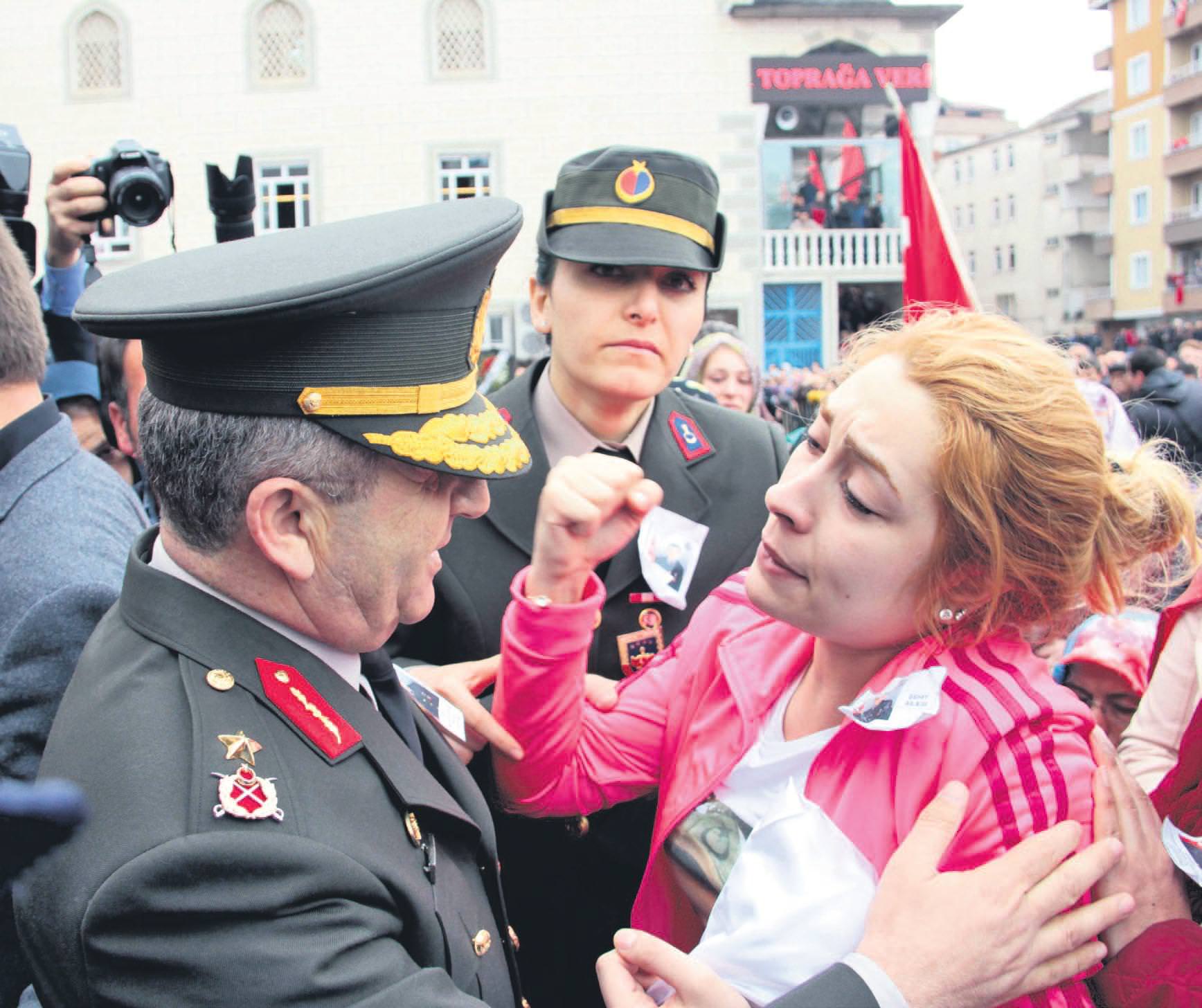 Ece Hakim gözyaşları içinde veda etti Ece Hakim gözyaşları içinde veda etti