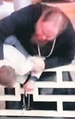 Rahip haç kolyesiyle adam dövdü