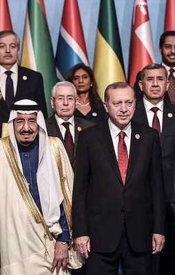 Aile fotoğrafında dikkat çeken detay