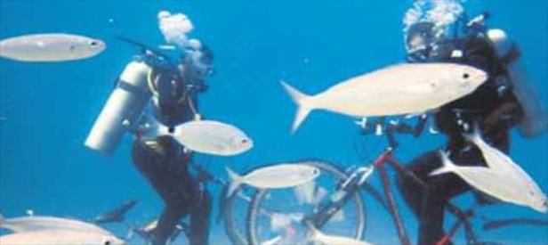 Su altında bisiklet turu