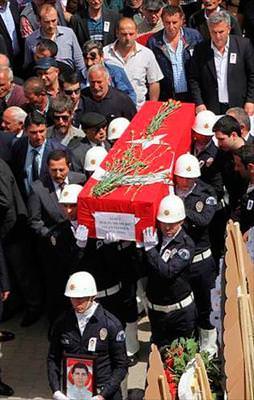 23 Nisan’da şehitlere saygı