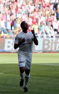 Samuel Eto'o 3 büyükleri boş geçmedi