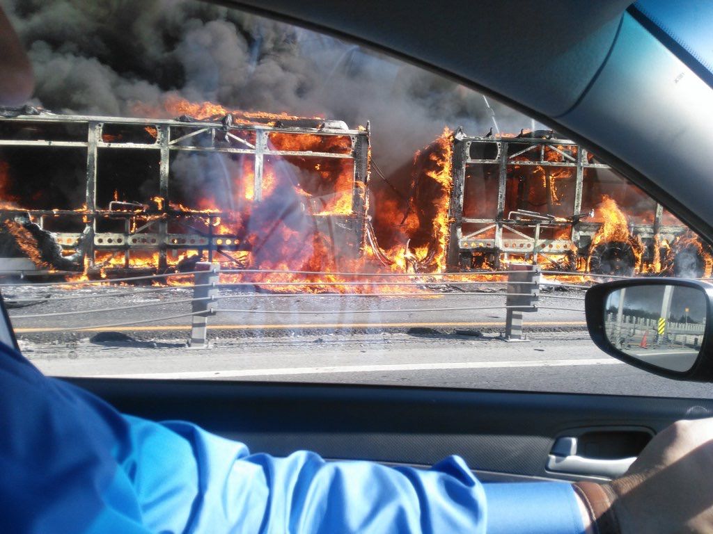 Metrobüs alev alev yandı-1