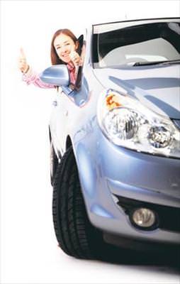 Kadınlar otomobil alırken erkeklere soruyor