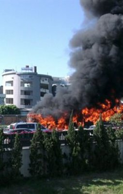 Metrobüs alev alev yandı