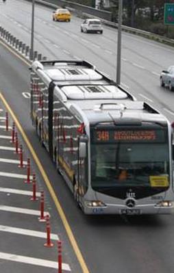 Halıcıoğlu'nda metrobüs kazası: 4 yaralı