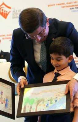 Şehit çocuklarından Davutoğlu'na yürek yakan hediye!