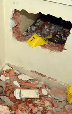 Yan dükkandan girip 500 bin liralık altın çaldılar