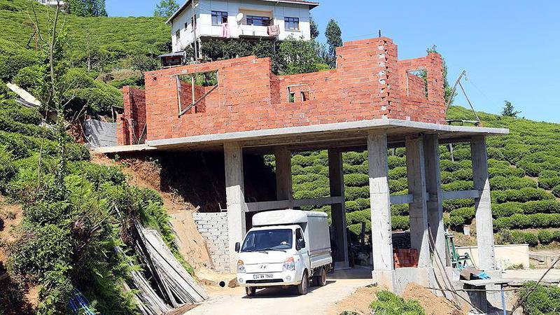 Köy yolunun 'üzerine' ev yapıyor