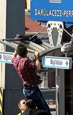 Metrobüs durağında şüpheli çanta alarmı