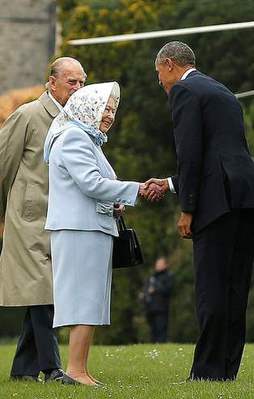Kraliçe, Obama'yı başörtülü karşıladı