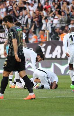 Beşiktaş Manisa'da direğe takıldı