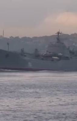 Rus savaş gemisi İstanbul Boğazı'ndan geçti