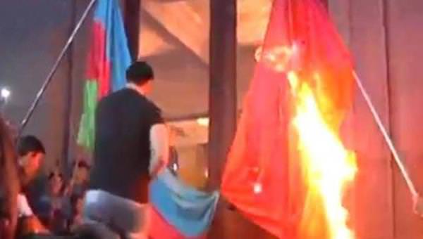 Türk ve Azeri bayrağını yaktılar