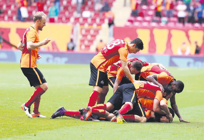 Aslan gözünü açtı