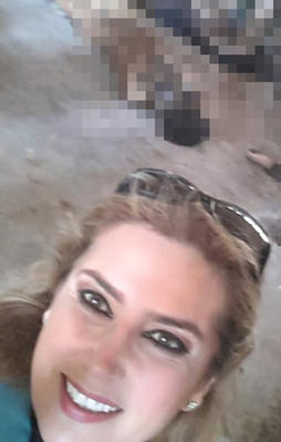 Katledilen muhaliflerin önünde selfie çekti!