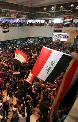 Irak'ta göstericiler parlamento binasını bastı