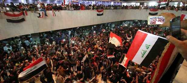Irak’ta göstericiler parlamento binasını bastı