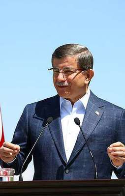 Davutoğlu işçilerle kahvaltıda buluştu