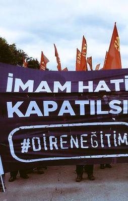 Provokatör grubun nefret pankartı