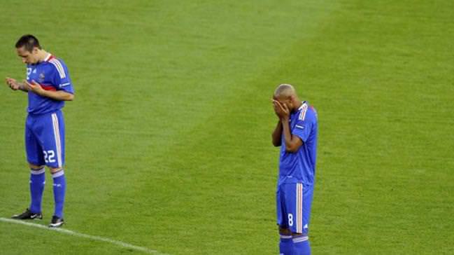 Namaz kılan futbolculara ceza