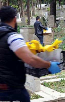 Feriköy Mezarlığı’nda 70 şişe molotof ele geçirildi