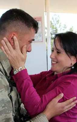 Sınırda nöbet tutan askere anne sürprizi