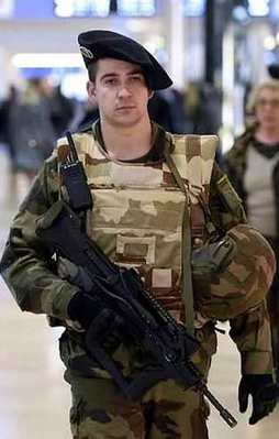 Fransa'da olağanüstü hal 2 ay daha uzatıldı