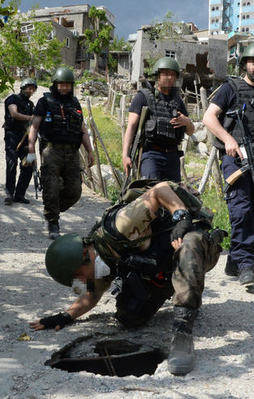 Kanalizasyonu tünel gibi kullanmışlar!