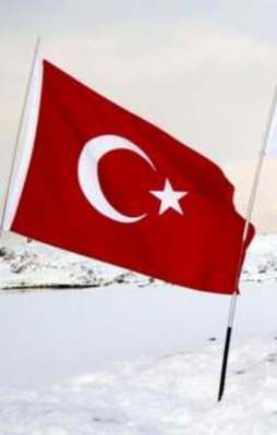 Türk bayrağını Antarktika'da dalgalandırdı