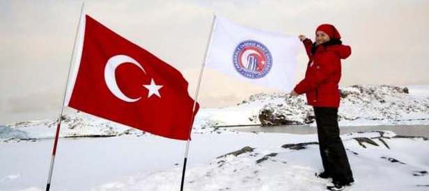 Türk bayrağını Antarktika’da dalgalandırdı