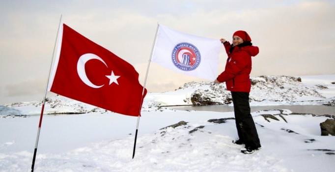 Türk bayrağını Antarktika'da dalgalandırdı