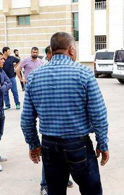 Terörden tutuklanan oğlunun yüzüne tükürdü