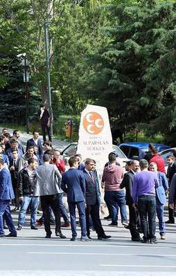 Ülkücüler Türkeş'in kabrinin girişini kapattı