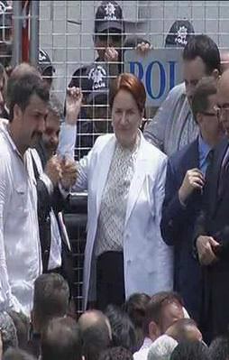Meral Akşener tek başına kaldı